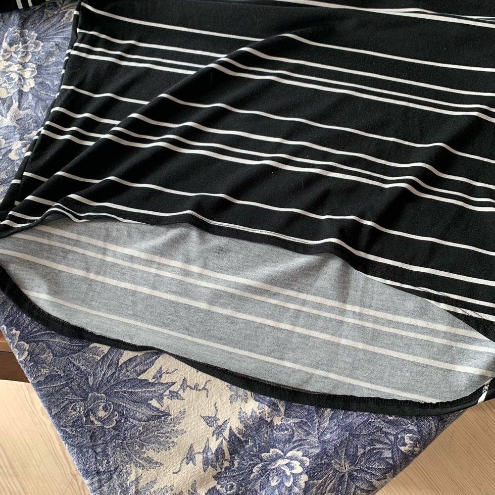 LuLaRoe Patrick Tunic T-shirt Women’s Black & White Striped Oversized Top Size S - Picture 6 of 8
